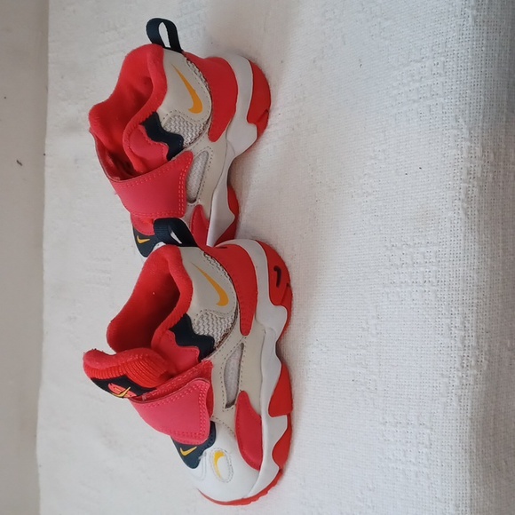 Toddler Nike shoes 5.5. Doesn't Have Insoles - Picture 3 of 4